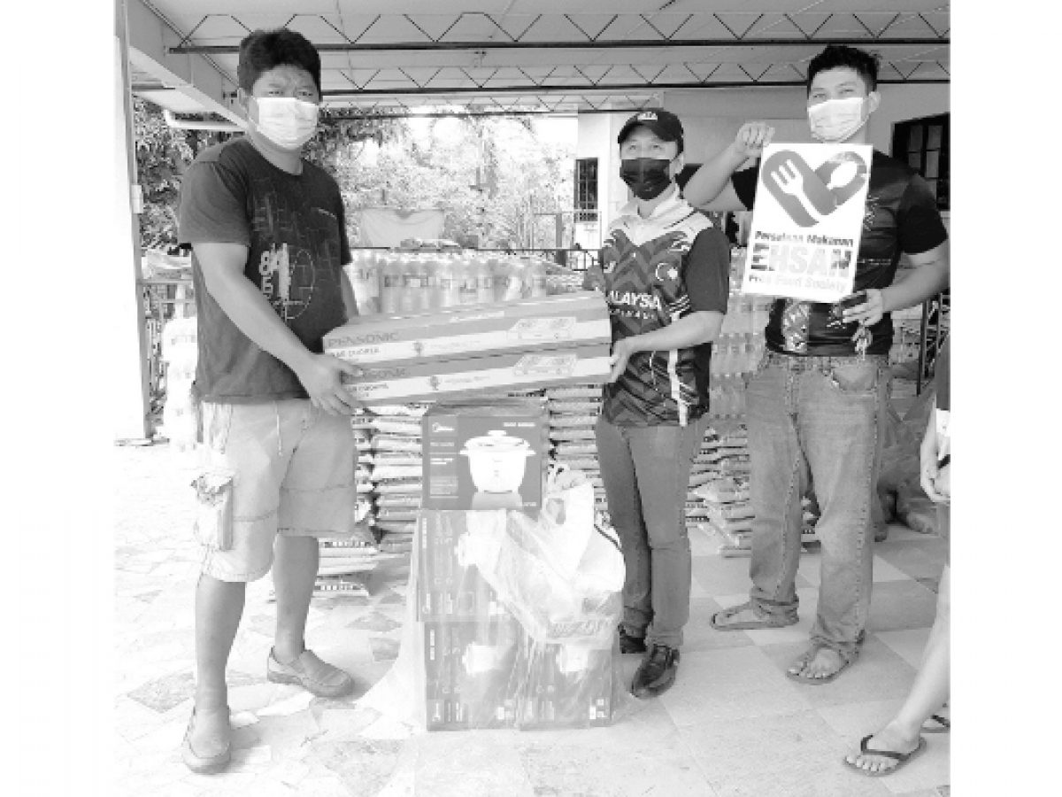 Extending food aid to flood victims in Sabah