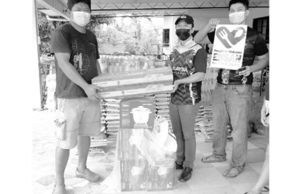Extending food aid to flood victims in Sabah